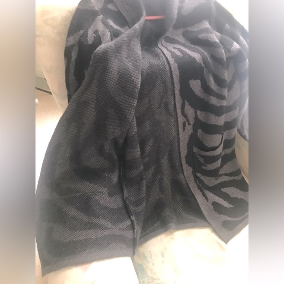 INC INTERNATIONAL CONCEPTS ANIMAL DESIGN HOODED SWEATER WITH POCKETS - Picture 2 of 9